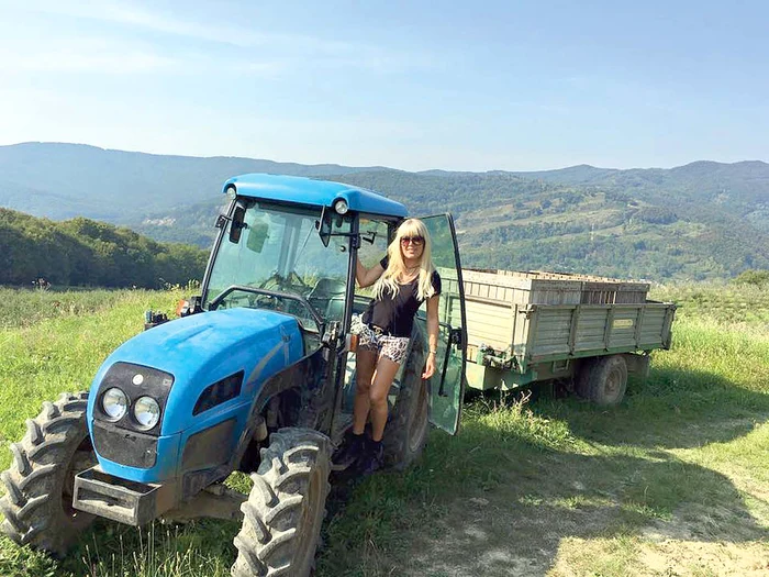 În weekend, Udrea a fost la cules de mere, s-a cocoţat pe tractor şi a dat de mâncare la câini