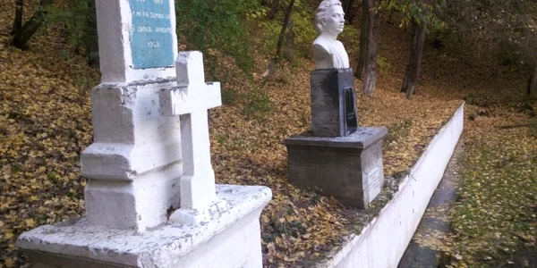 Cişmeaua Mihai Eminescu din pădurea de la Ion Corvin - mănăstirea Peştera Sfântul Apostol Andrei - Constanţa Sursa dobrogealive.ro