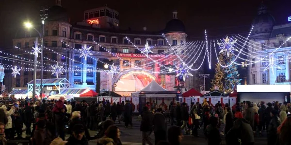 Luminite aprinse de sărbători în centrul Bucureştiului 2014 foto Sever Ghorghe/Click