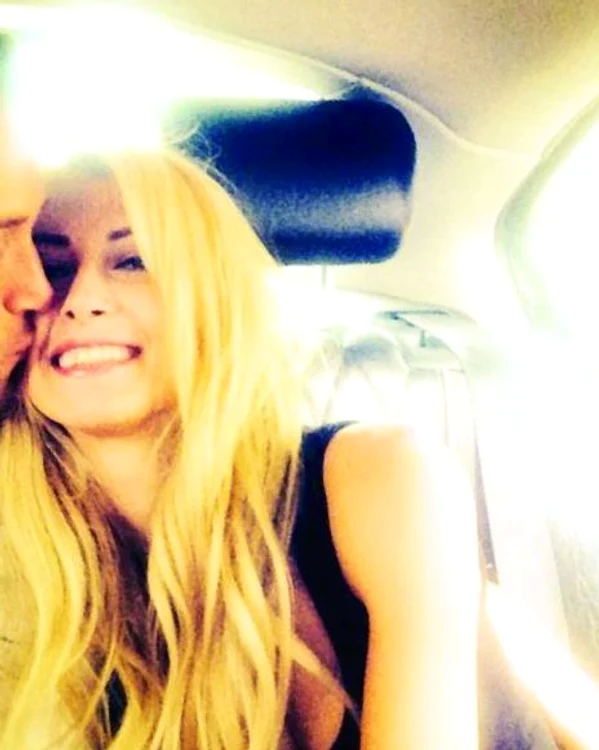 Andreea Bălan a postat o fotografie cu un bărbat misterios, în ipostaze tandre