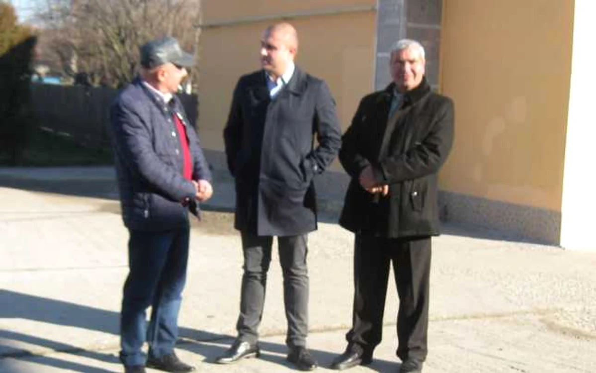 Dragoş Drăghicescu (centru), deşi are un adevărat imperiu la Şerbăneşti, a vrut o funcţie publică FOTO: Alina Mitran