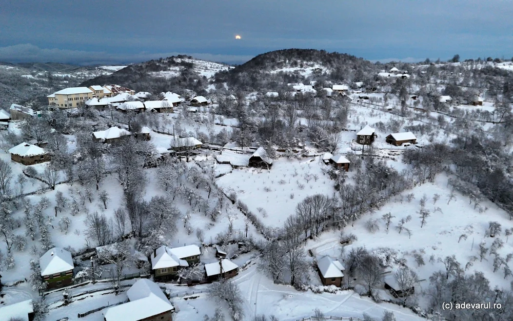 Satele de munte din România dispar ca în povești. „Viața la țară nu înseamnă doar o casă izolată pentru doi”