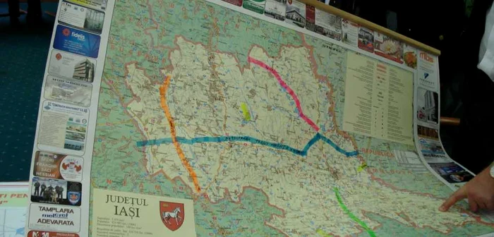 Drumurile judeţene cu finanţare europeană (marcate cu portocaliu, roz şi verde) sunt cele mai distruse
