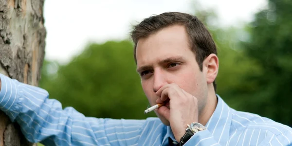 barbat fumeaza
