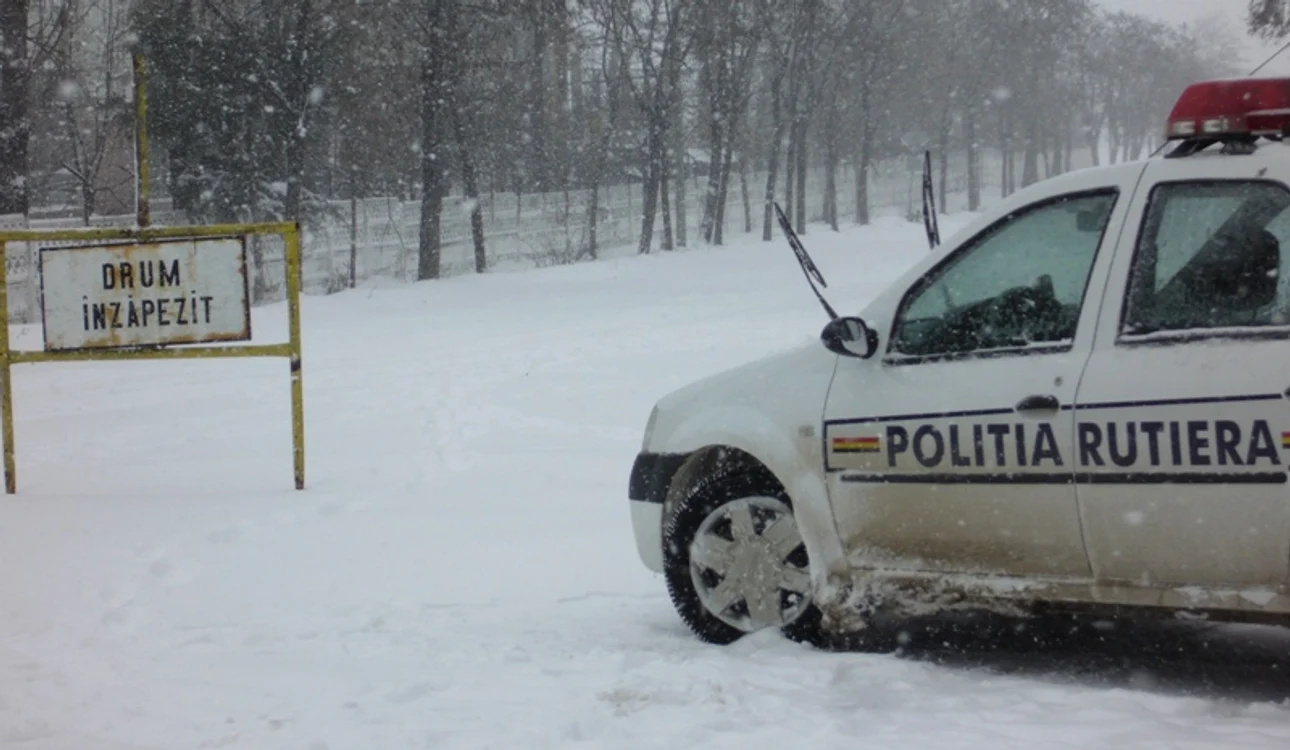 
    Poliţia a blocat drumul DN 67C din cauza zăpezii  