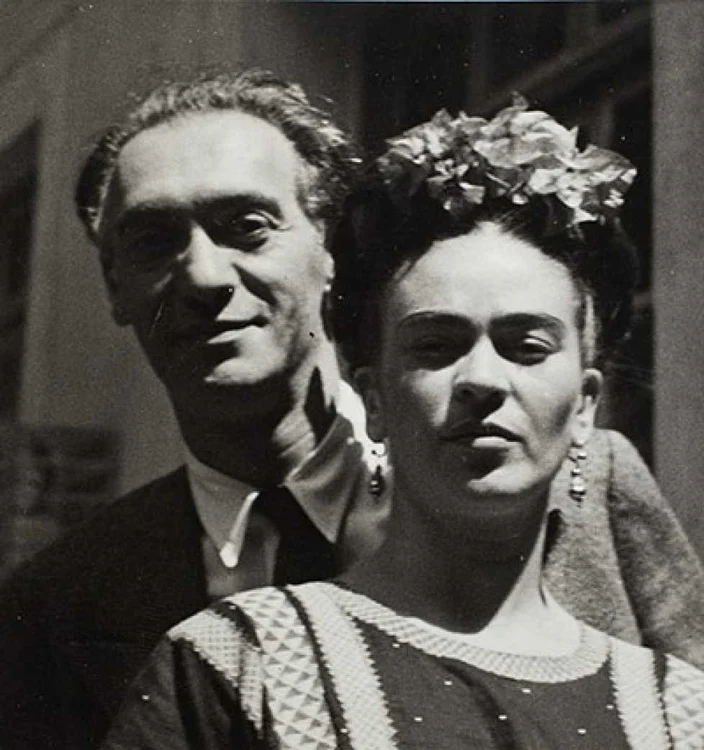 Fotografie din arhiva cuplului Kahlo şi Rivera: fotograful Nickolas Muray şi artista Frida Kahlo în Casa Albastră/ La Casa Azul din Mexic.  FOTO: The Guardian