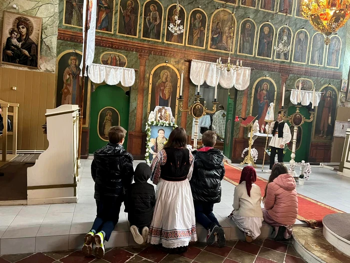 Și copiii se roagă la icoana ei FOTO Primăria Bocsig