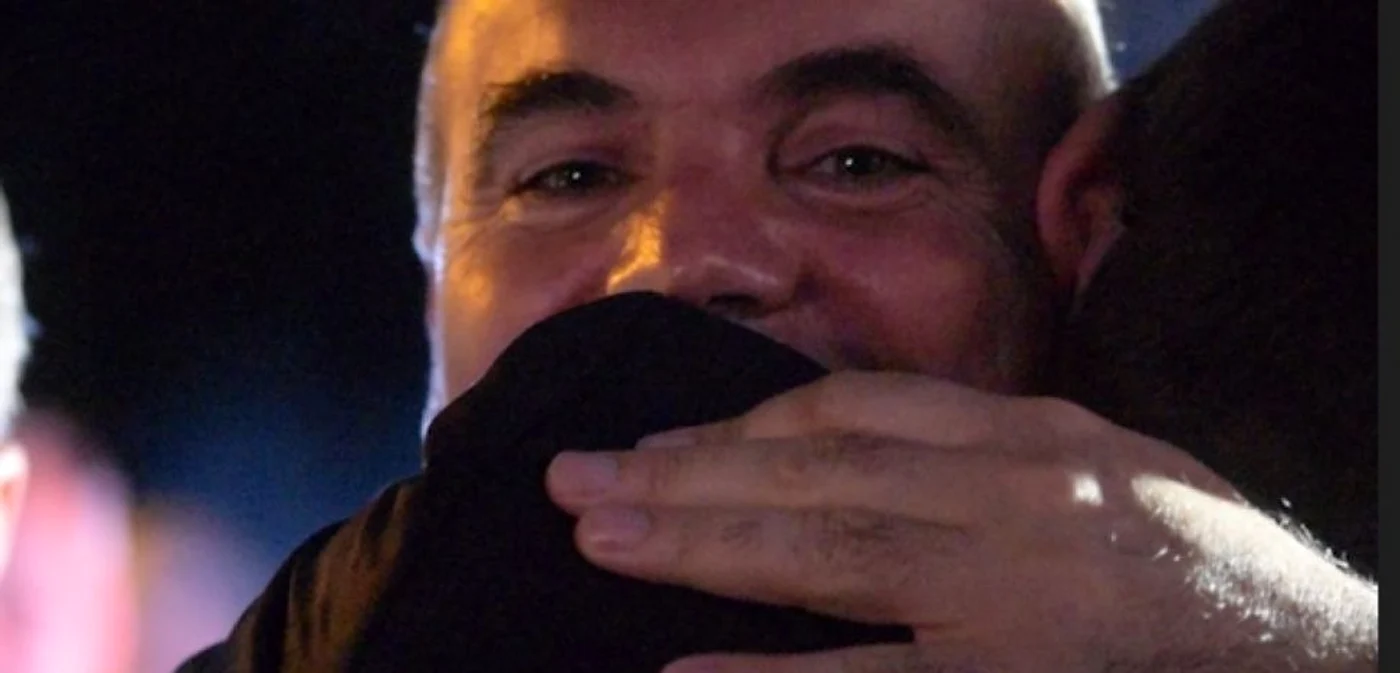 Rareş Bogdan, îmbrăţişându-se cu colegii de partid în seara alegerilor