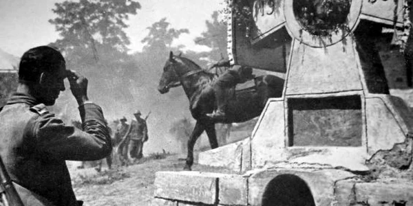 În Mersul contra păgânilor, ostşul nostru ia intr-ajutor Creucea Mântuitorului (fotografie de propaganda)