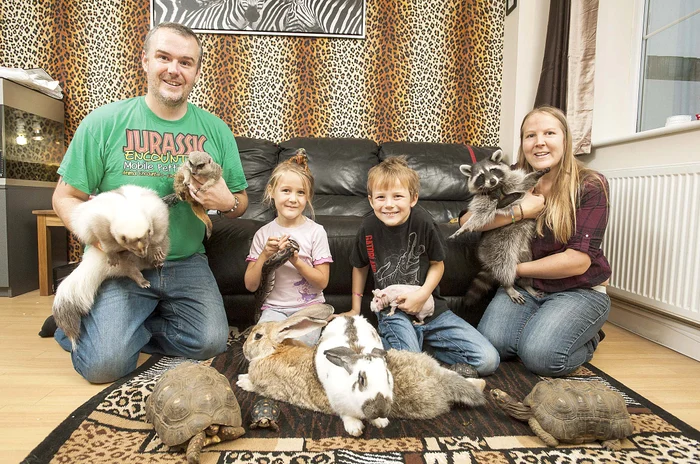 Jamie şi Michelle Mintram, împreună cu copiii lor, Josh (8 ani) şi Chloe (6 ani), iubesc la nebunie animaleleFoto: Guliver/Rexfeatures