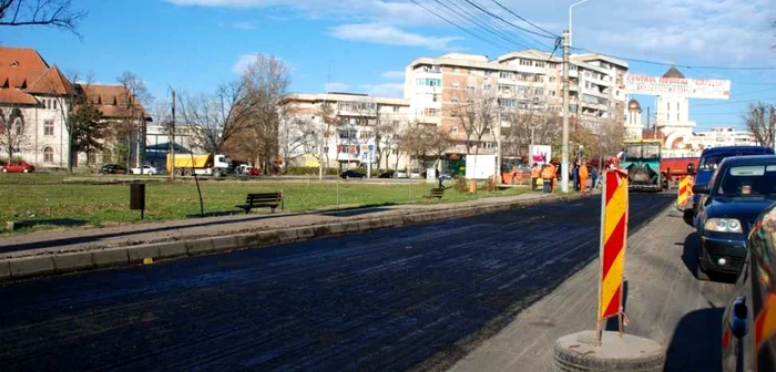 În sensul giratoriu din Barieră s-a lucrat intens, de Ziua Naţională FOTO Florentin Coman