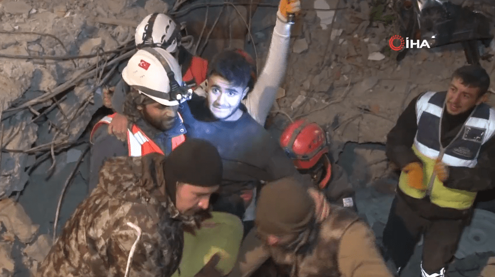 Metoda extremă folosită de un adolescent pentru a supraviețui 94 de ore sub dărâmături, în Turcia VIDEO