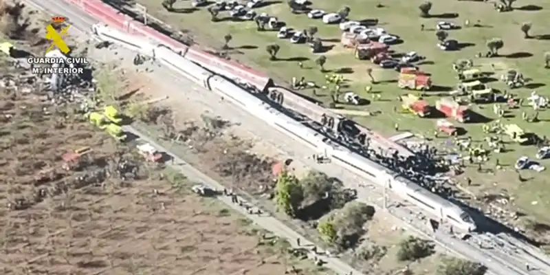 Guardia Civil Accidente tren La Guardia Civil ha desplegado en la zona persona ftIFsO1 ezgif com video to gif converter (2) gif