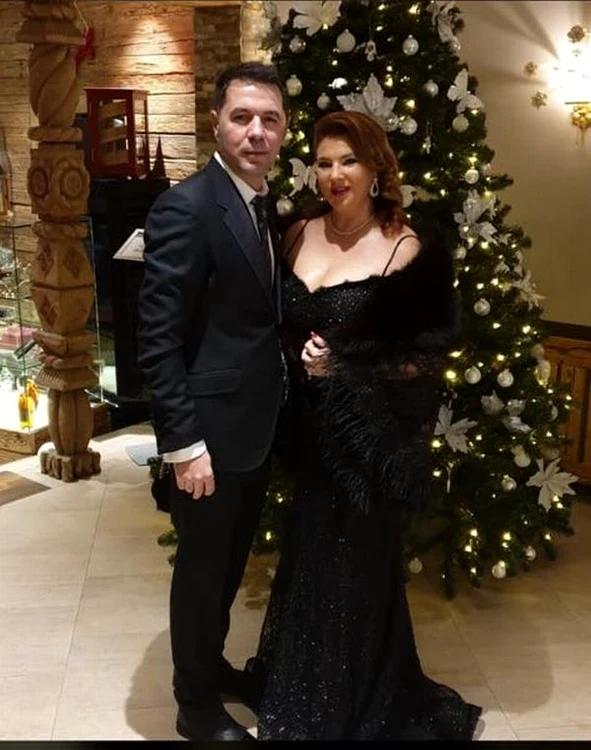Mihaela Borcea radiază la braţul iubitului