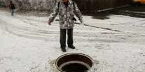Un tânăr fura capace de canal, iar oamenii riscau să  cadă în canalizarea neacoperită