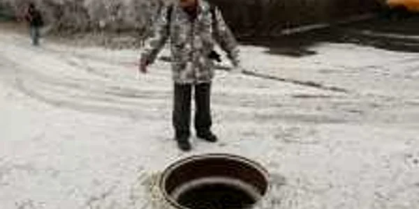 Un tânăr fura capace de canal, iar oamenii riscau să  cadă în canalizarea neacoperită