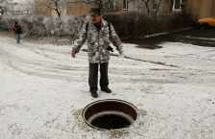 Un tânăr fura capace de canal, iar oamenii riscau să  cadă în canalizarea neacoperită