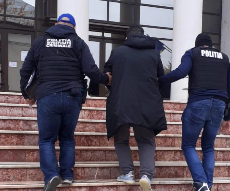 Polițiștii l-au reținut pe șarlatan. SURSA Poliția Română