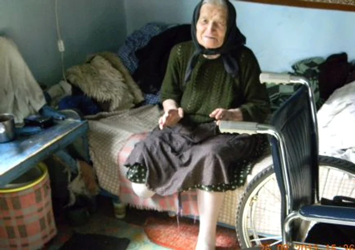 
    Oara Părăştia (93 de ani) vrea ca piciorul să fie îngropat în acelaşi timp cu ea. (Foto: adevarul.ro)  