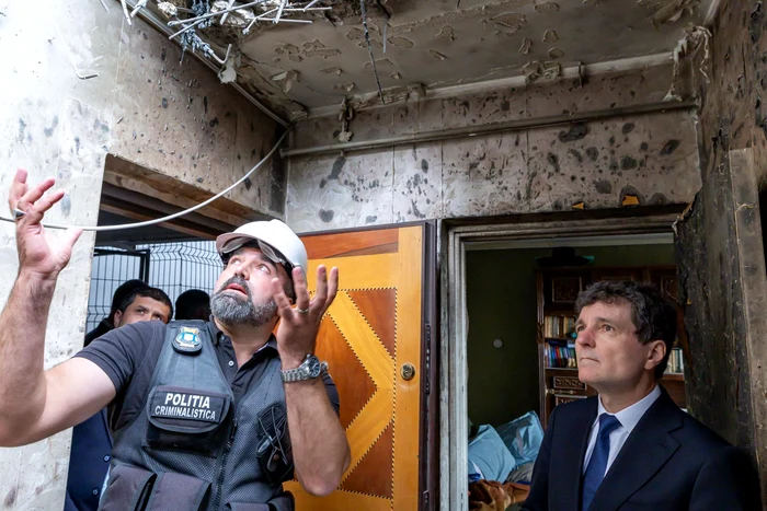 Nicușor Dan inspectează apartamentele avariate în blocul lovit de o dronă la Galați