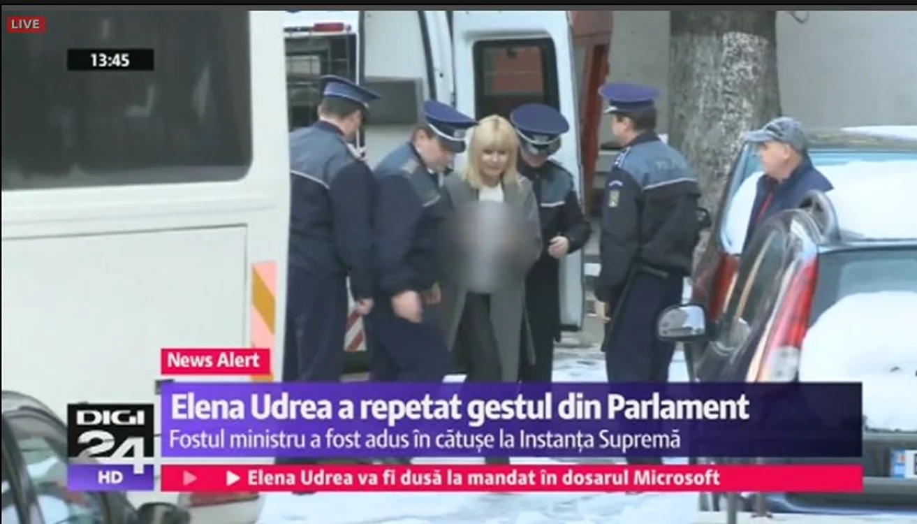 Elena Udrea a coborât încătuşată din duba poliţiei