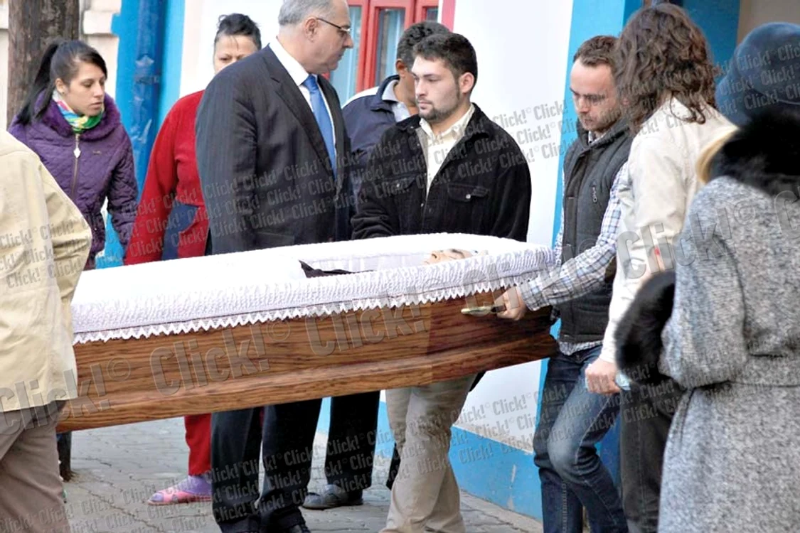 Sicriul a fost scos din casă de prieteni (Fotografii: Mihai Ionescu )