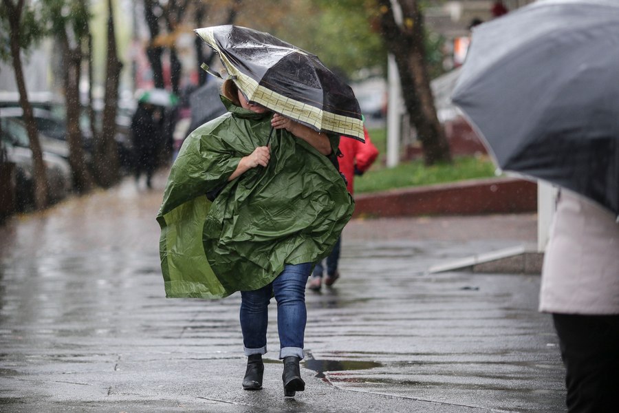 Alertă ANM: nu scăpăm de ploi, ninsori și vânt. Zonele afectate până marți dimineață