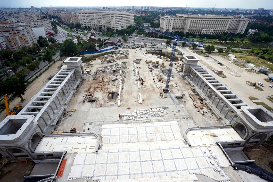 În curtea catedralei se lucrează la subsoluri și porticurile spațiului liturgic exterior