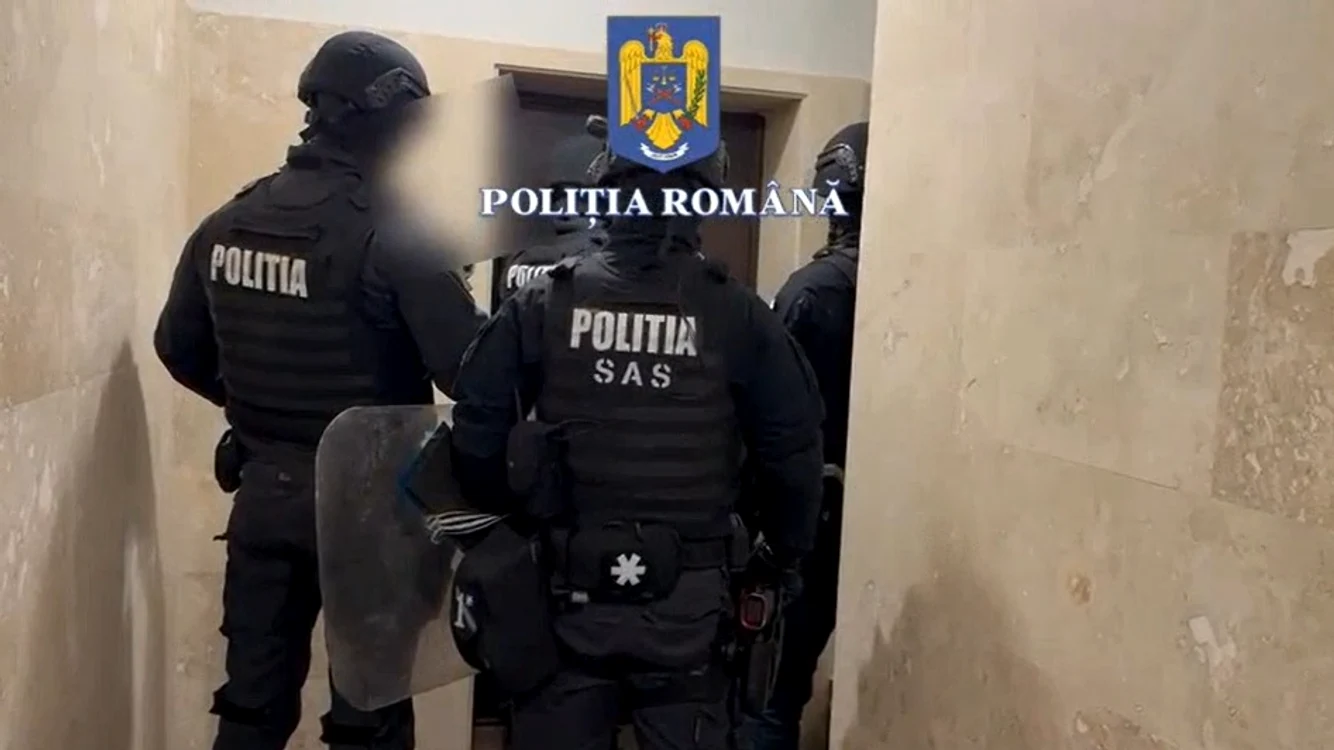 Percheziții la un bărbat acuzat de încălcarea ordinului de protecție Foto: Poliția Română