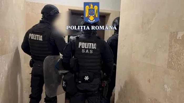 Percheziții la un bărbat acuzat de încălcarea ordinului de protecție Foto: Poliția Română