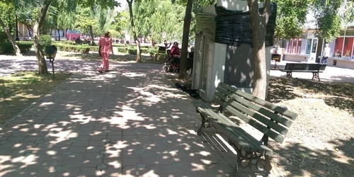 Toaleta automată a fost amplasată pe spaţiul verde