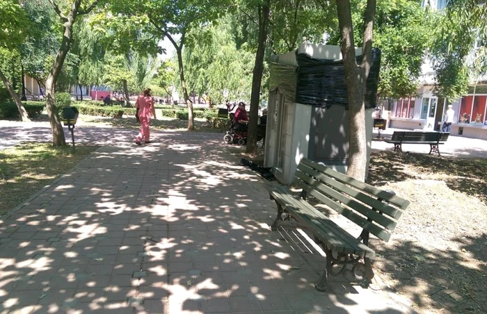 Toaleta automată a fost amplasată pe spaţiul verde, între două bănci din Parcul Voievozilor