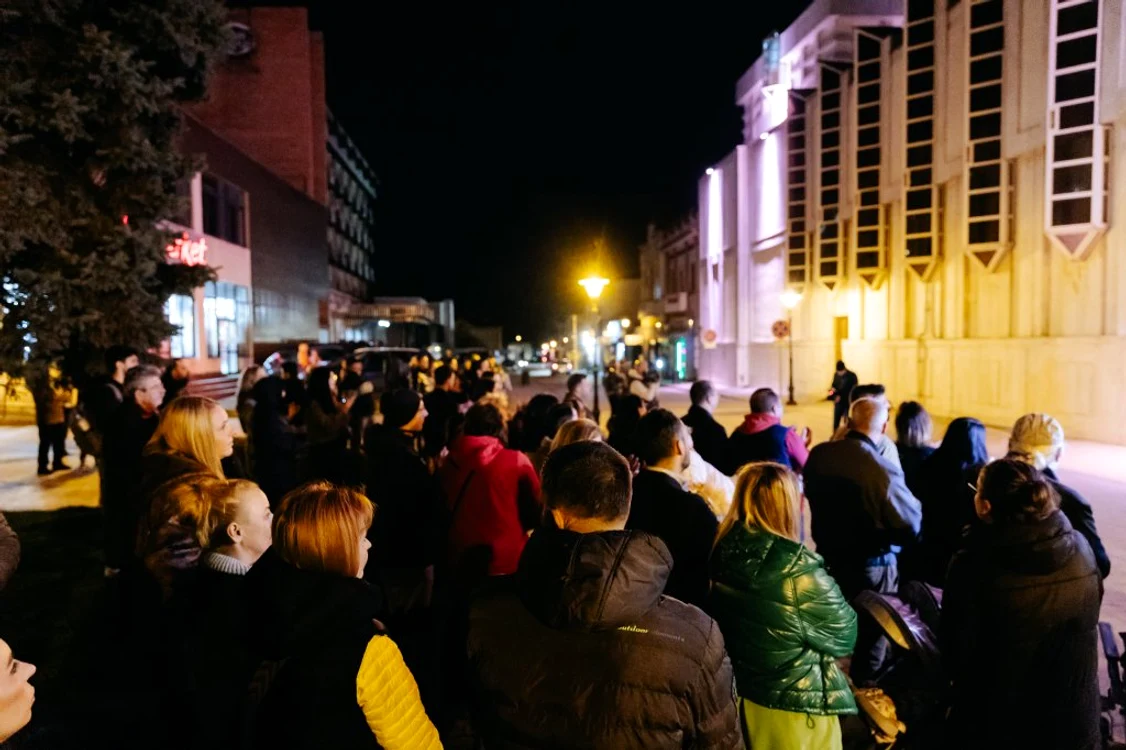 150 de oameni s-au strâns joi seară în fața sediului teatrului din Tg. Jiu Foto: Alex Merfu