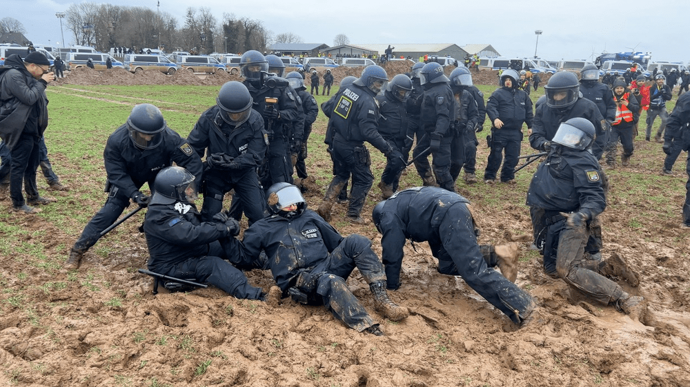 Imaginile umilinței: polițiști germani blocați în noroi la un protest al activiștilor de mediu VIDEO