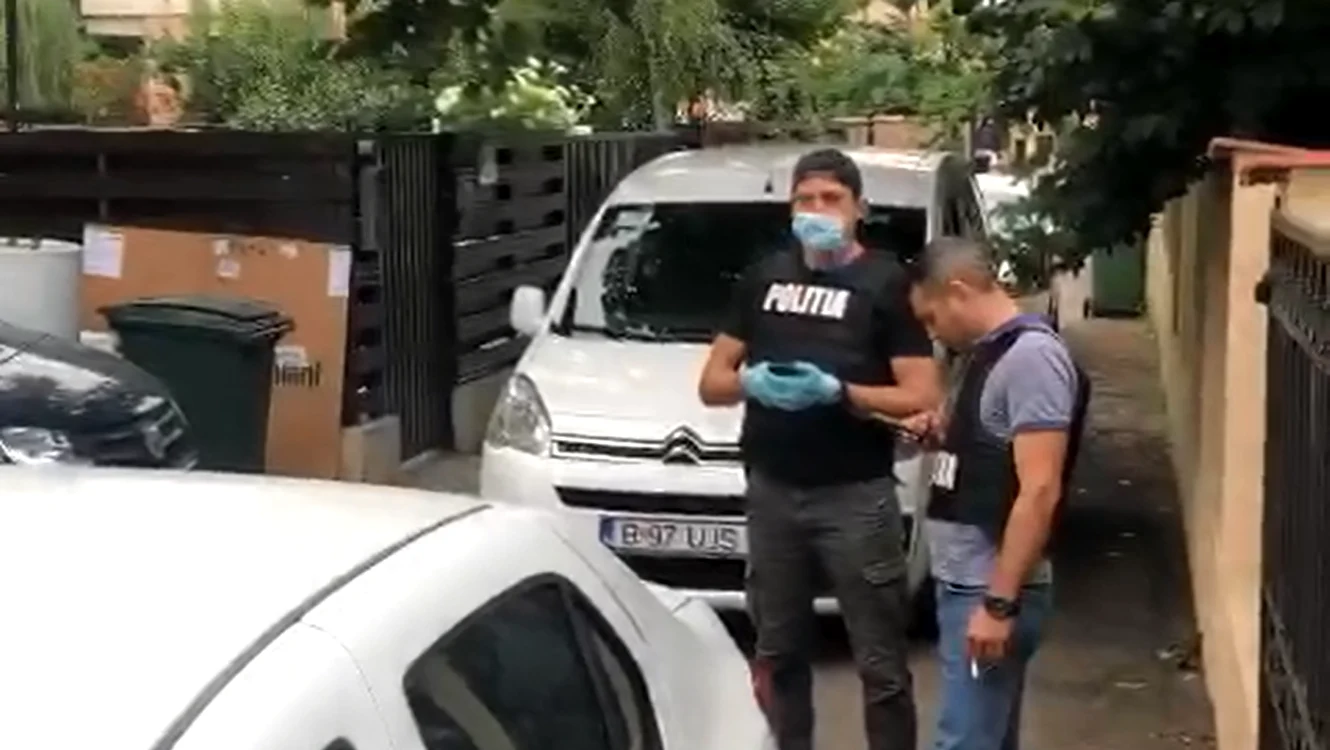 
    Poliția a descins, joi dimineață, acasă la Brigitte și Florin Pastramăfoto: BLITZ / CLICK!  