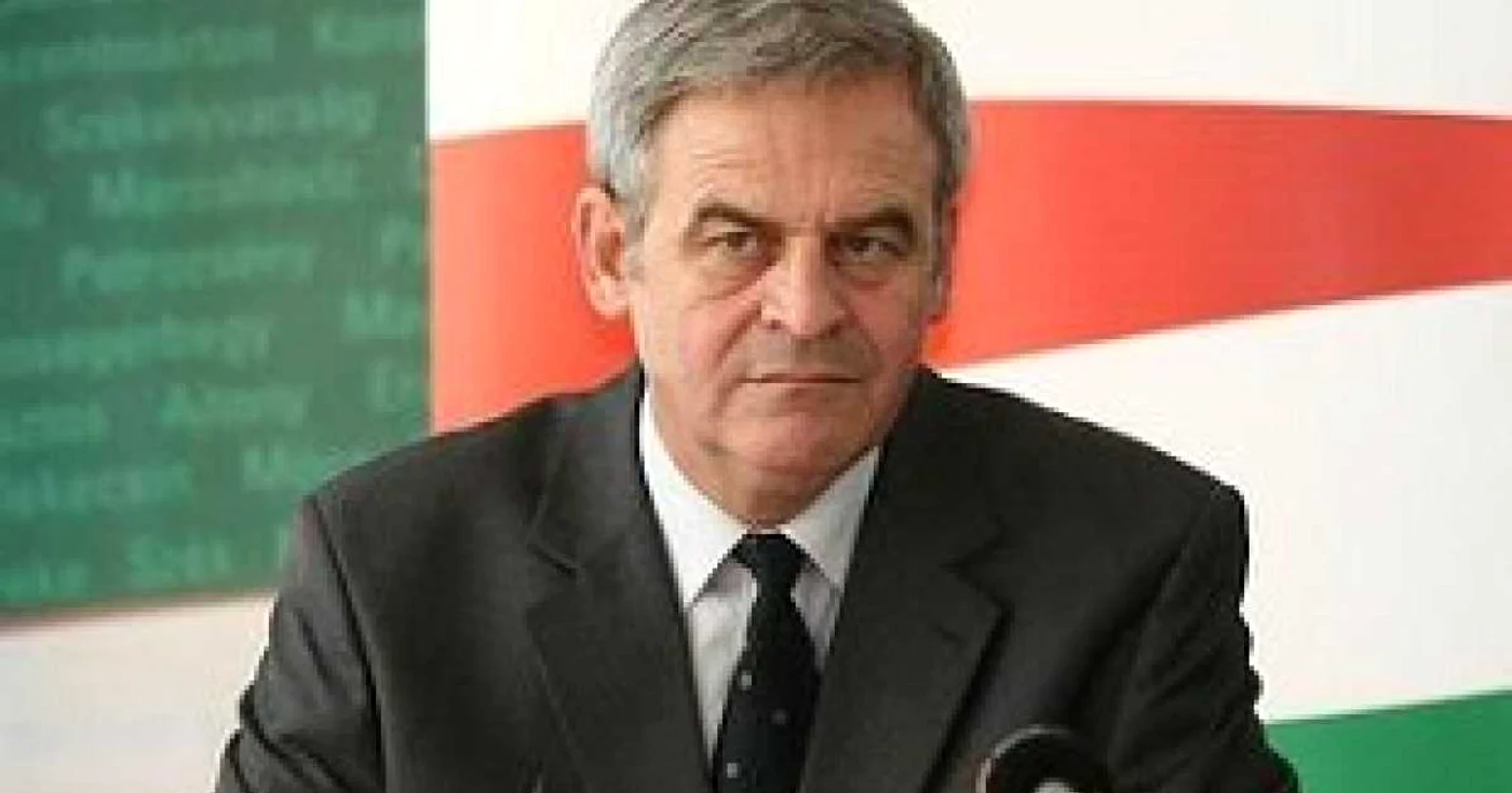 Tokes vrea ”demnitatea” de a purta decoraţia României defilând sub steagul expansionist al Ungariei