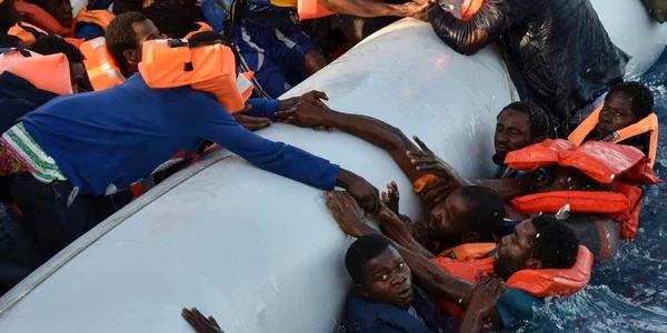 Migranţii sunt scoşi din apă în timpul unei operaţiuni de salvare în largul coastelor Libiei în Marea Mediterană FOTO AFP Andreas Solaro