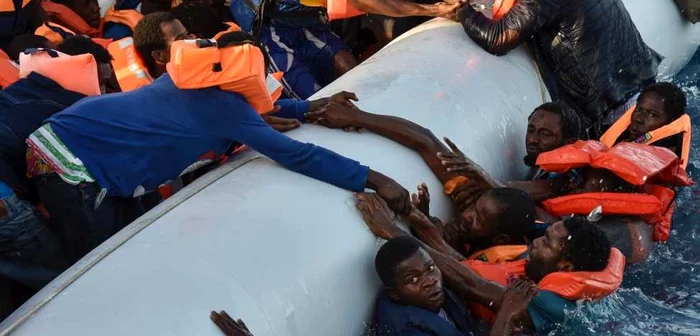 Migranţi scoşi din apă în timpul unei operaţiuni de salvare în largul coastelor Libiei FOTO AFP/Andreas Solaro