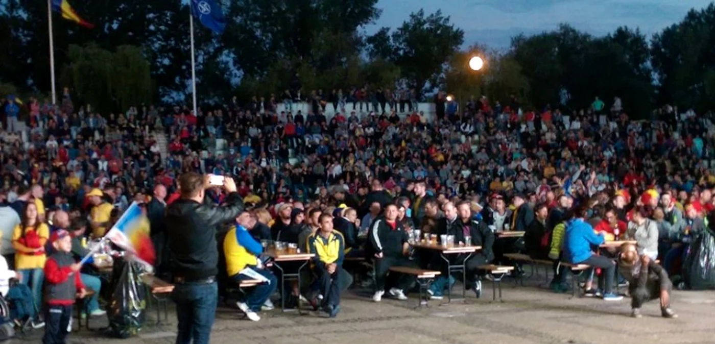 Peste 1000 de oameni au umplut mesele pregătite pentru ei, dar şi scările de beton - foto: Fan Fest Satu Mare