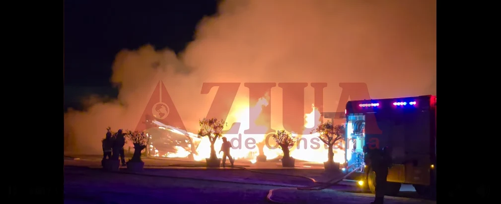 Incendiu puternic în Mamaia. Două beach bar-uri s-au făcut scrum, suprafața distrusă fiind de aproximativ 600 mp
