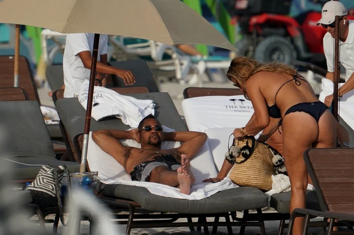 Actorul în vârstă de 50 de ani a flirtat cu o blondă pe plaja din Miamifoto: Profimedia