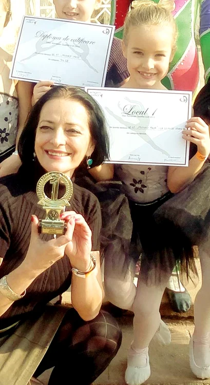 Mara, alături de profesoara ei, a primit multe premii pentru balet