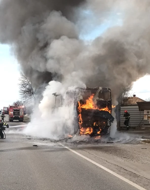 Autobuzul care a luat foc Foto: ISU Neamț