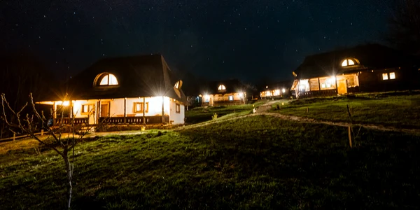 Satul maramureșean de la poale de Carpați din Oltenia Albastru și Origini în Berislăvești - Vâlcea Foto sothebysrealty ro jpg