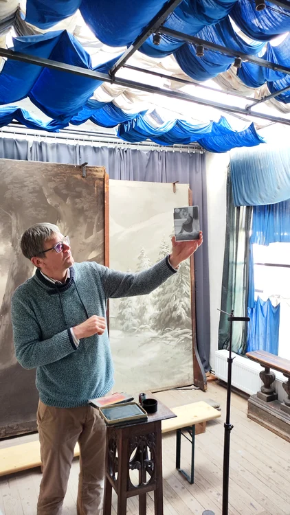 Árpád Kováts, în studio, explicând cum erau realizate fotografiile străbunicului său