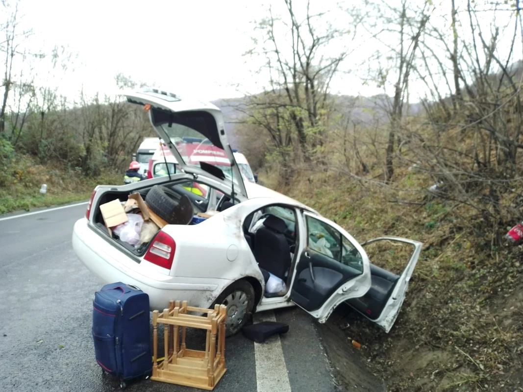 Accident pe Valea Oltului la Racoviţa - Vâlcea pe DN7 cu două victime - una încarcerată Foto Adevărul