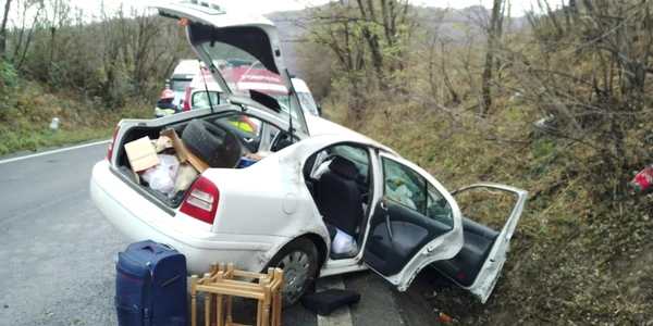 Accident pe Valea Oltului la Racoviţa - Vâlcea pe DN7 cu două victime - una încarcerată Foto Adevărul