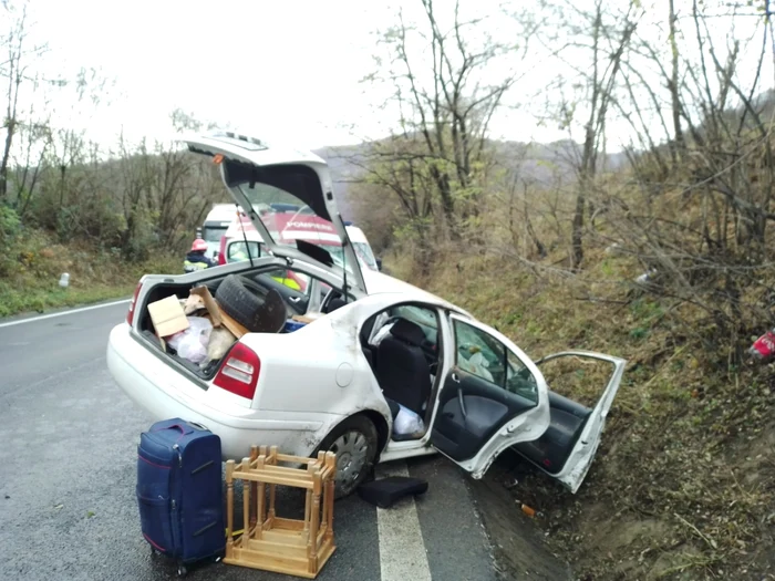 Accident pe Valea Oltului la Racoviţa - Vâlcea pe DN7 cu două victime - una încarcerată Foto Adevărul