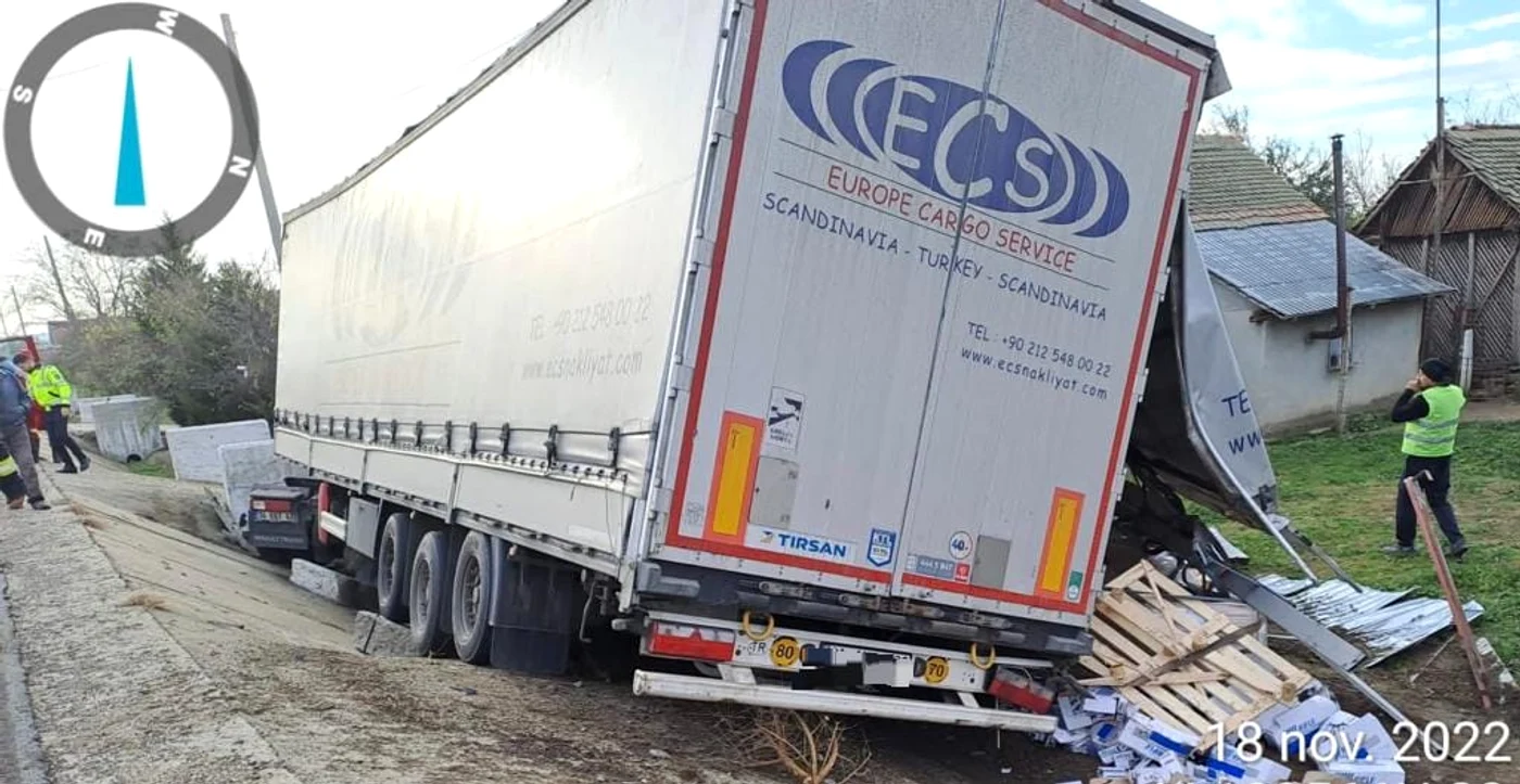 TIR-ul s-a oprit la câțiva pași de o casă. FOTO ISU Mehedinți