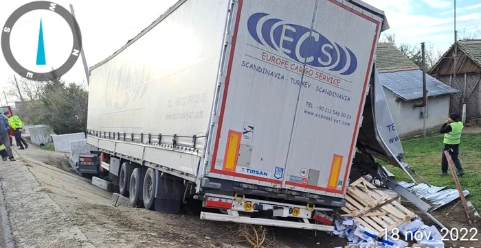 TIR-ul s-a oprit la câțiva pași de o casă. FOTO ISU Mehedinți